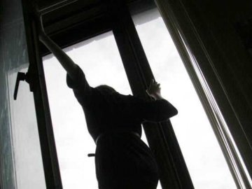 У Рівному жінка намагалася зістрибнути з дев'ятого поверху