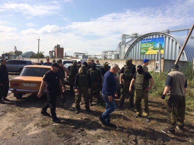 На Харьковщине вооруженные до зубов  фанаты дружки Путина захватили известную фирму: орудовали "под шумок" выборов, кадры погрома