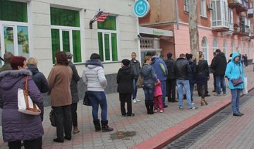 Керчани годинами стоять у черзі до банкоматів (фото)