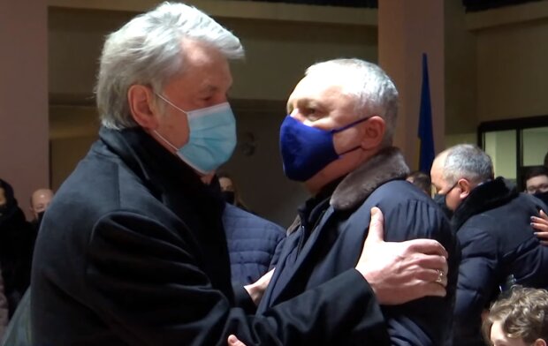 Виктор Ющенко и Игорь Суркис, кадр из видео