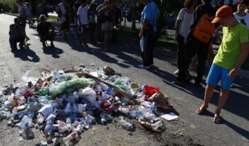 У Ніцці місце загибелі терориста перетворили на смітник 