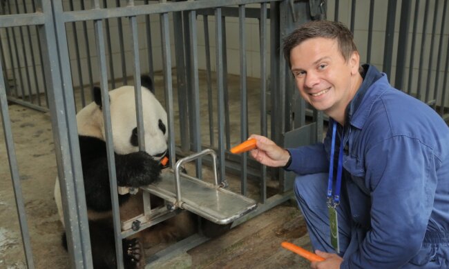 Дмитрий Комаров с пандой, фото 1+1