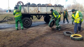 У Києві прибирають клумби з покришок, фолто: Facebook Дарницька РДА