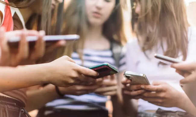 Дитина зі смартфоном: безпека в інтернеті