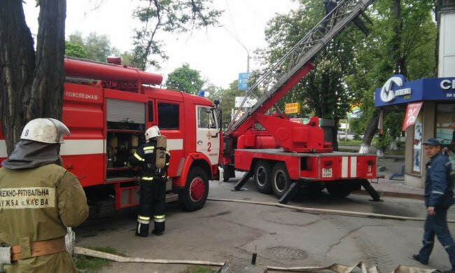 У Києві спалахнула квартира, люди вистрибували, в чому мати народила: є жертви