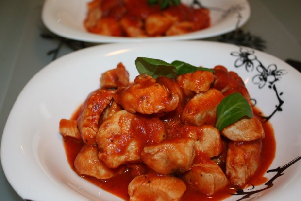 Куриное филе с томатами и базиликом: рецепт за 20 минут