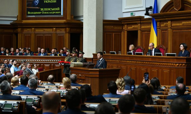 Головне за ніч: референдум Зеленського, "битва" Коломойського з НБУ та напад на депутата