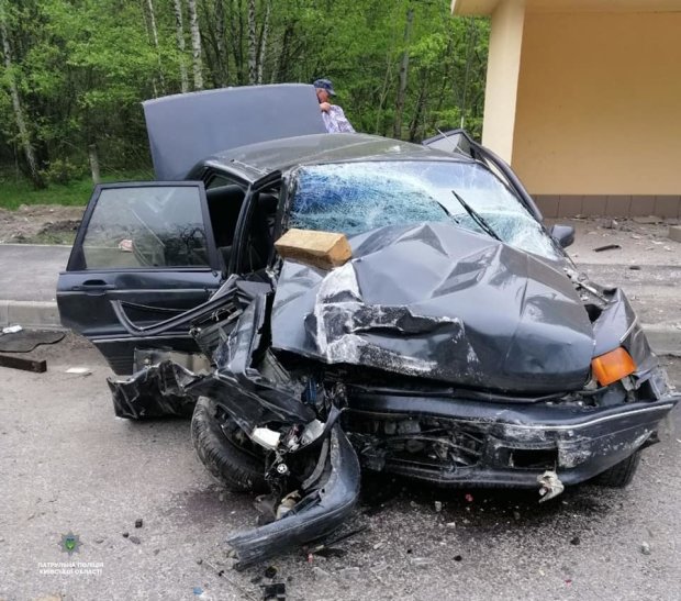 Под Киевом автомобиль на скорости протаранил остановку: "скорые" развозят пострадавших
