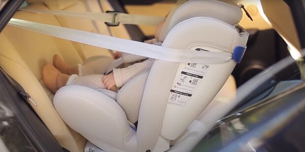 Ребенок в машине, скриншот: Youtube