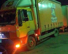 Вантажівка перекрила на півгодини рух поїздів (фото)