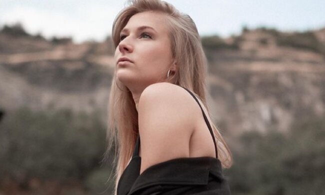 Катерина Нікітіна з "Жіночого кварталу" в чорній спокусливій білизні поманила чоловіків на тлі пілона: "Можу бути кішечкою"