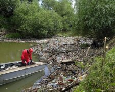 З річок Закарпаття виловлюють сміття замість риби, затори на 5 метрів: "Це Індія?"