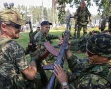 Сепаратисти атакували мирний автомобіль на Донбасі: є поранені