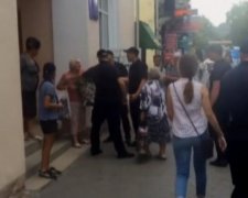 Агресивна бабуся ледь не загризла копа (ВІДЕО)