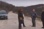 Тернополяни присоромили слуг народу лопатами і полагодили "горбату" дорогу - жодної ями