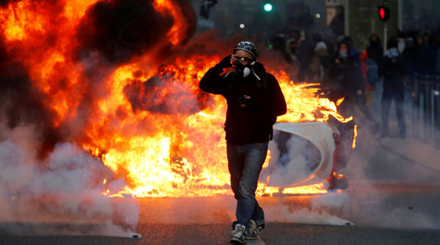 Європейська столиця здригнулася від потужного протесту, вулиці у вогні: прем'єра готові винести