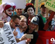 Абсурдний марш: одесити влаштували "Монстрацію" (фото)