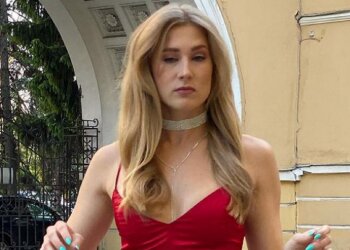 Катерина Нікітіна з "Жіночого кварталу" перекинулася і широко розсунула ніжки на жердині: "Пілон мене не відпускає"