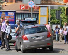 Негде пройти: киевские судьи показали, как не надо парковаться