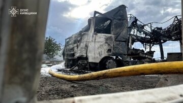 Пожежа після атаки дронів у Бориспільському районі