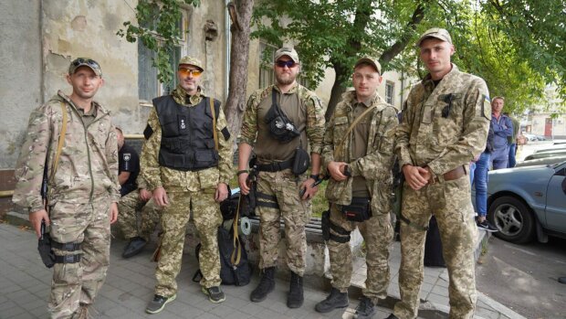 Львівські поліцейські тріумфально повернулися додому з Донбасу: "Спасибі, що живі!"
