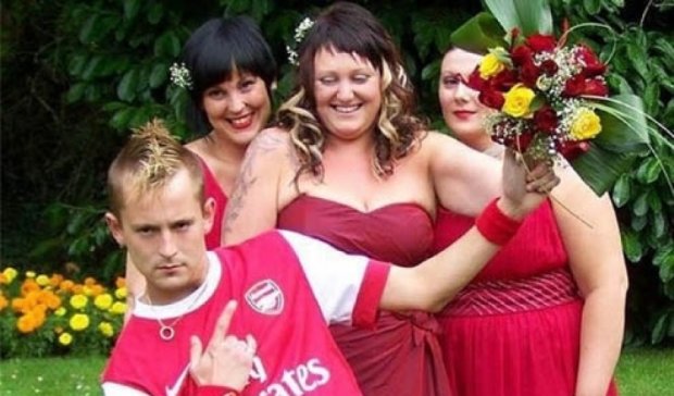 Англичанин женился в форме игроков "Арсенала" (фото)
