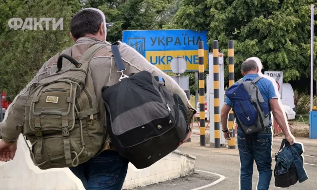 Чоловік з документами на кордоні