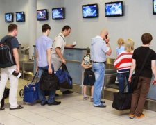Крымчане прогоняют понаехавших россиян обратно