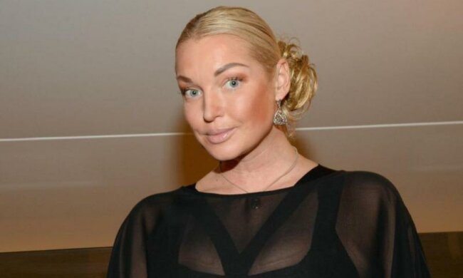 Волочкова залізла на коня і згадала, що забула шпагат вдома: фото