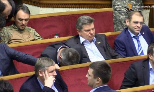 Незважаючи на штрафи, депутати все одно прогулюють Раду