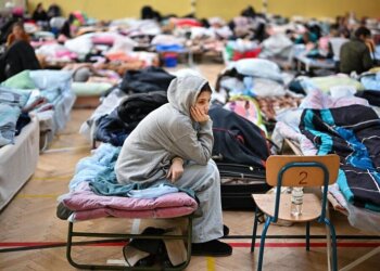 Девочка сидит в центре для беженцев