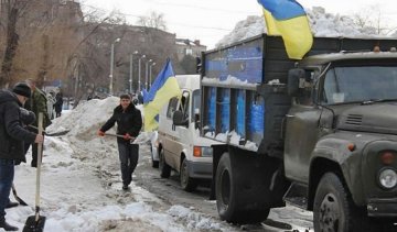 До будинку Вілкула в Кривому Розі привезли неприбраний сніг (фото)