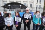 Викрадення в Криму: кияни шукають відповіді під посольством РФ