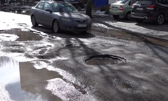 Ями на дорогах. Фото: скрін youtube