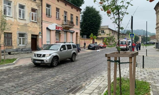 У Львові мажор на Mercedes зніс жінку на зебрі - відлетіла на узбіччя, медики примчали за холодним тілом