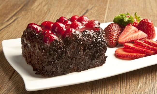 Шоколадный пирог с клубникой, фото shuba