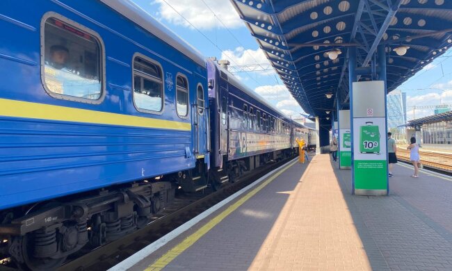 Перон, вагон, поезд, "Укрзалізниця"
