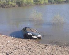 Маневрируя водитель упал в реку