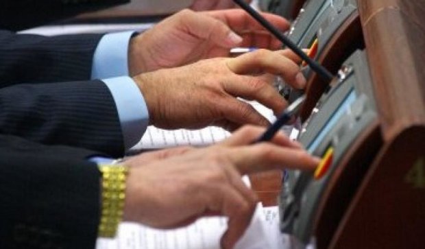 Парламент ухвалив закони, які дозволять Україні  отримати $3 млрд