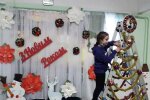 Школьники отметились оригинальностью, украшая новогоднюю елку — нарядили лестницу