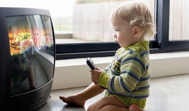 Телевизор признали полезным для здоровья ребенка