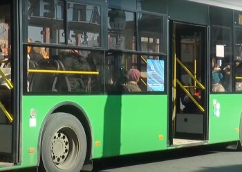 У Києві випустили автобус для екстремалів з дірою під ногами: "Новий аварійний вихід"