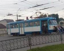 Харків'яни штовхали трамвай до депо