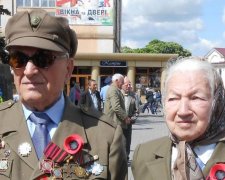 Безсоромний полк: українка привітала ветеранів голими грудьми