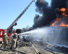 У Києві спалахнула масштабна пожежа: фото та перші деталі з місця НП