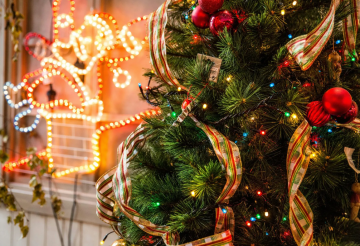 Ленты на елке, фото из соцсетей