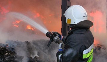 Рятувальники ліквідували масштабну пожежу в Чернівцях (фото)