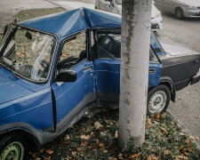 Машину на смітник, водія - в реанімацію: у Дніпрі некерований ВАЗ влетів у стовп