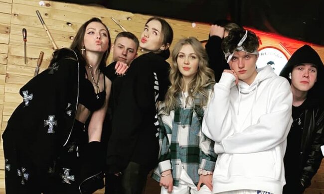 Маша Полякова з друзями, фото з Instagram