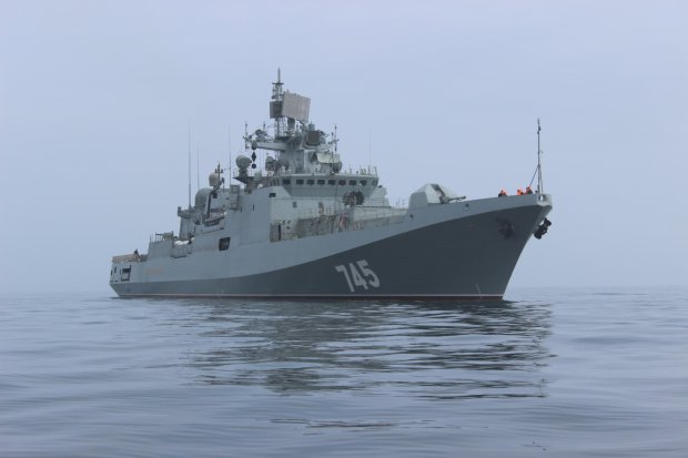 Российский ракетный фрегат идет в Азовское море: на палубе есть авиация